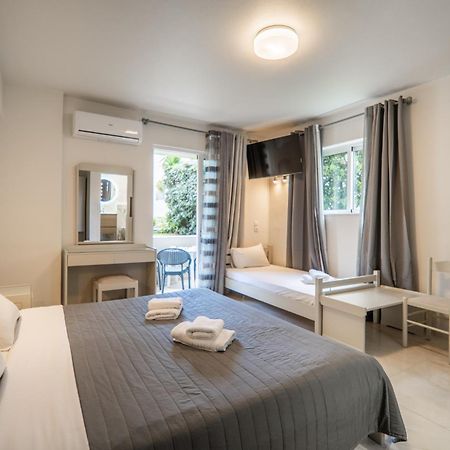 Manos Beachside Apartments Agia Marina Exterior foto