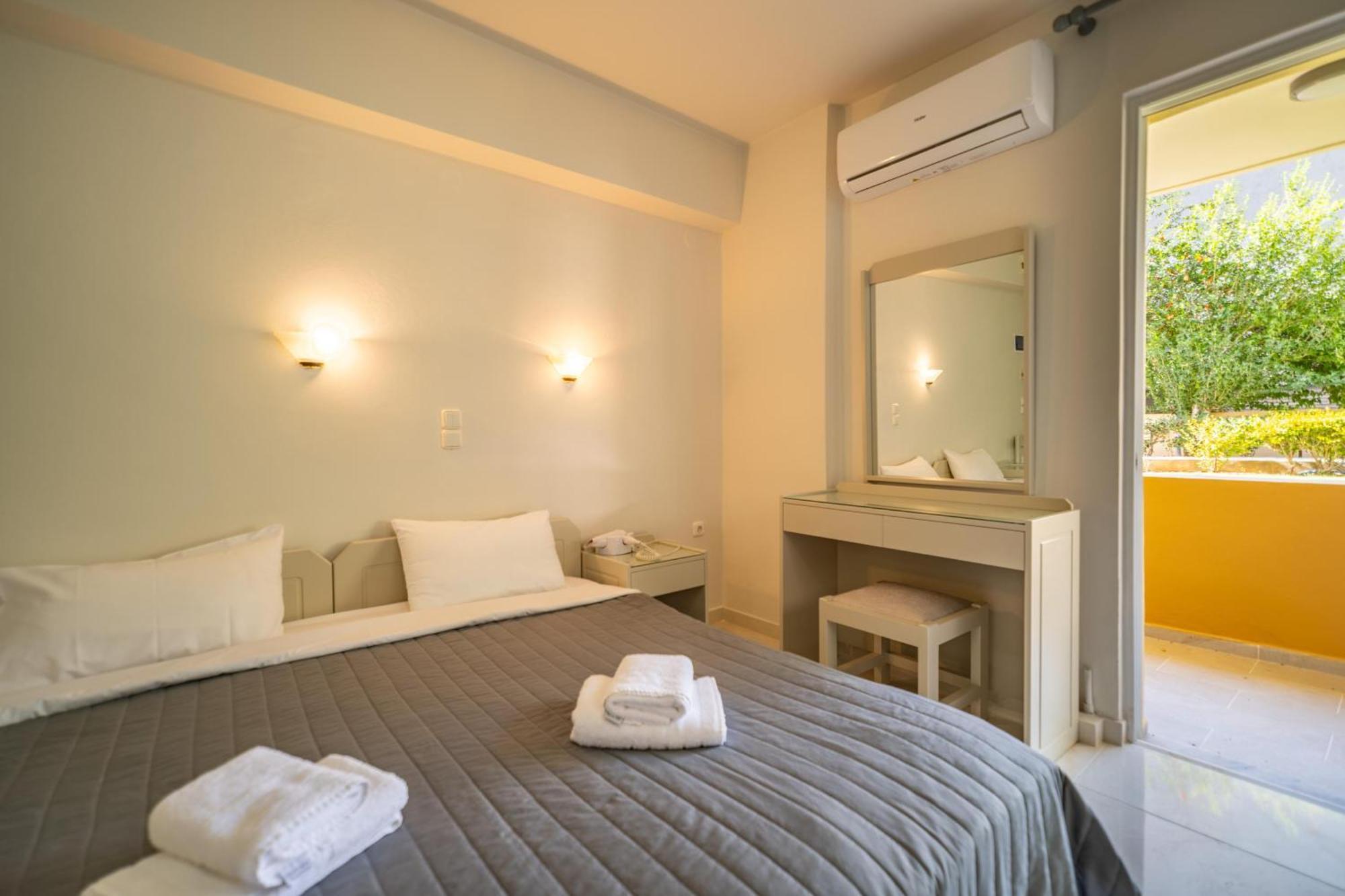 Manos Beachside Apartments Agia Marina Exterior foto