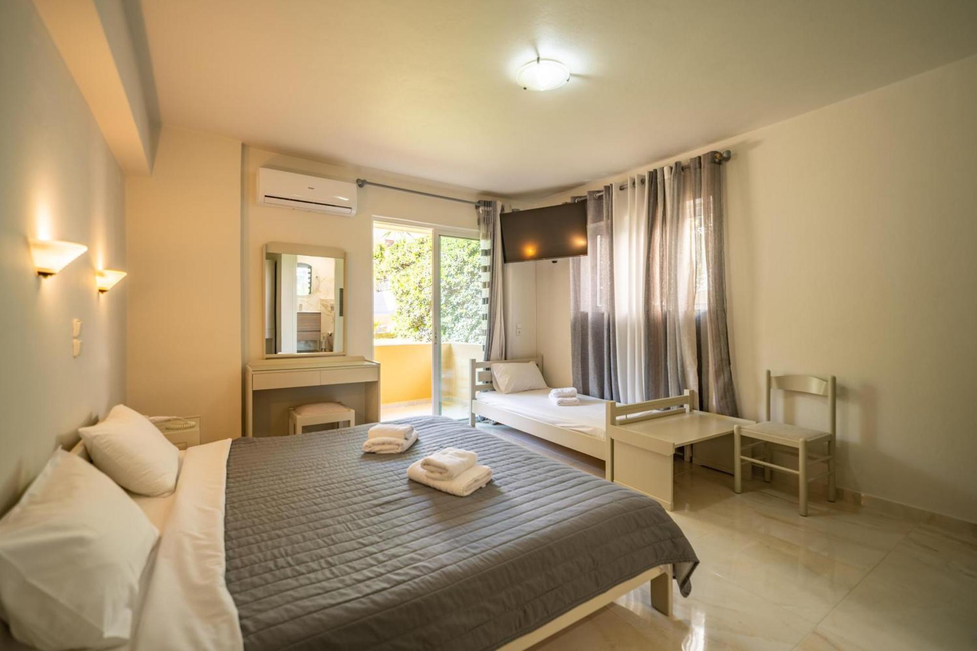 Manos Beachside Apartments Agia Marina Exterior foto