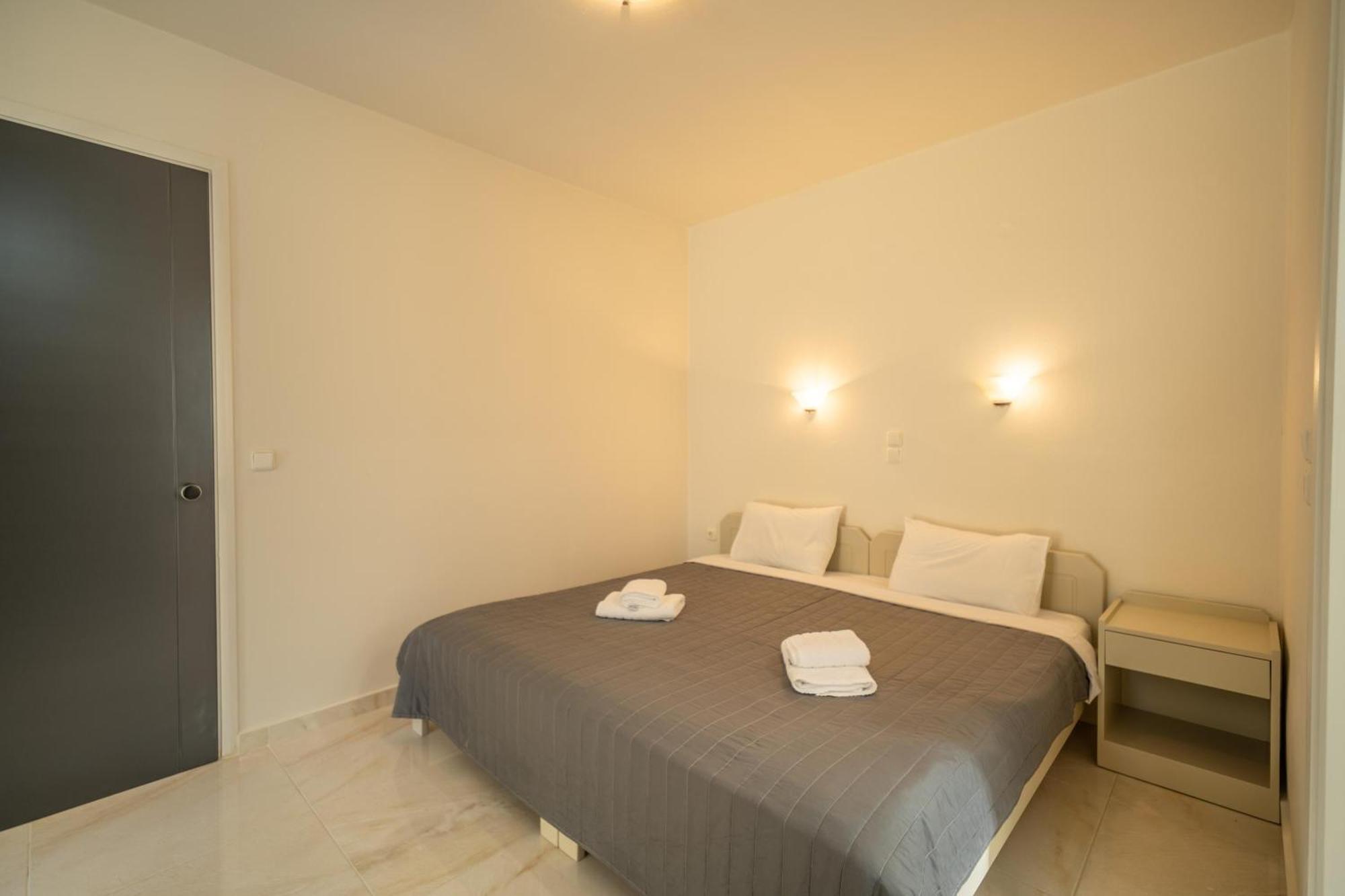 Manos Beachside Apartments Agia Marina Exterior foto