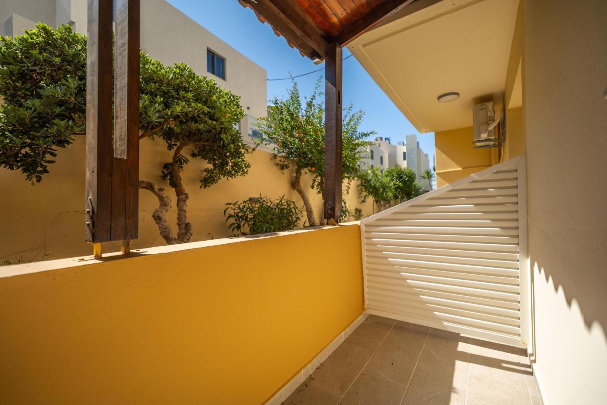 Manos Beachside Apartments Agia Marina Exterior foto