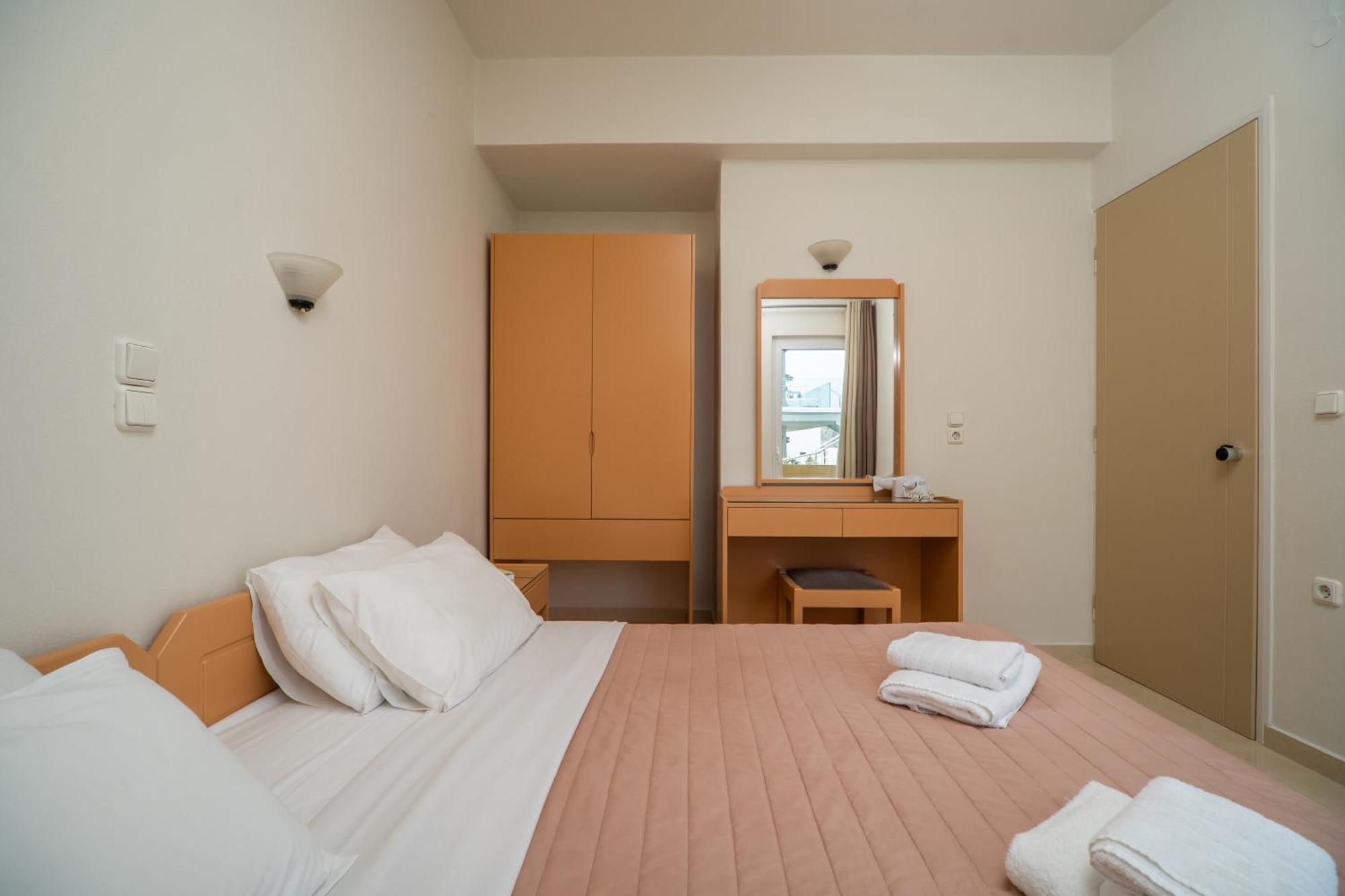 Manos Beachside Apartments Agia Marina Zimmer foto