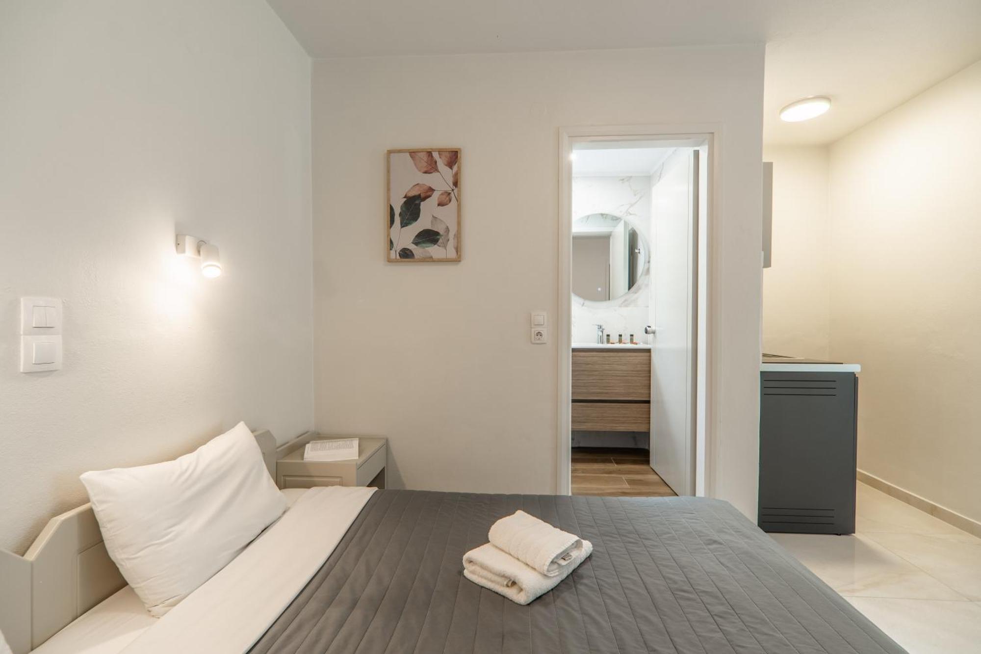 Manos Beachside Apartments Agia Marina Zimmer foto