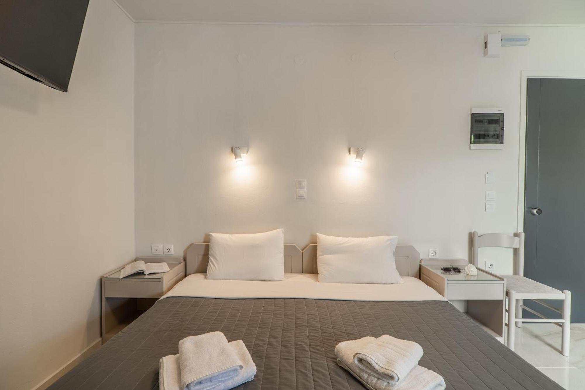 Manos Beachside Apartments Agia Marina Zimmer foto