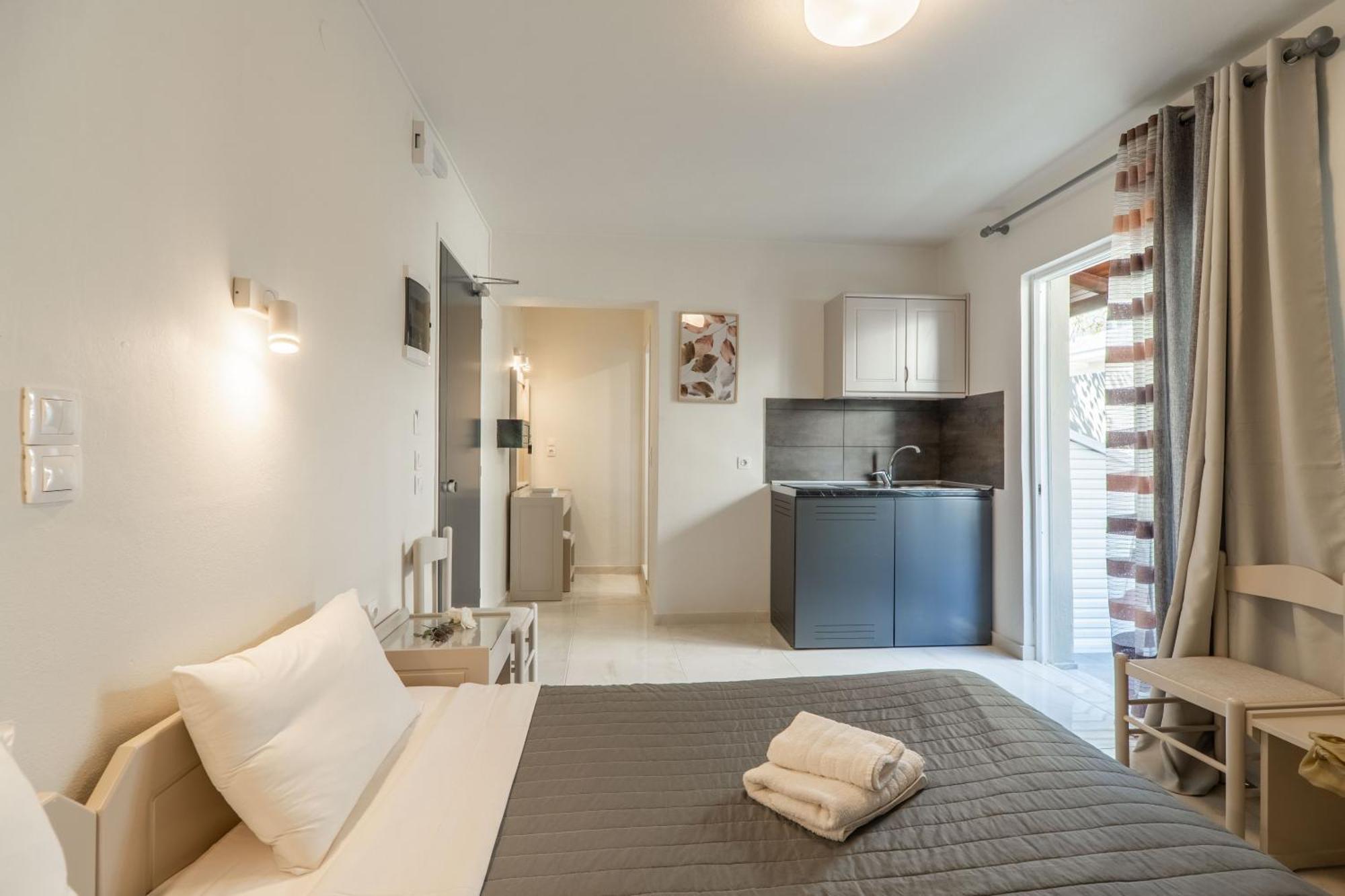 Manos Beachside Apartments Agia Marina Exterior foto