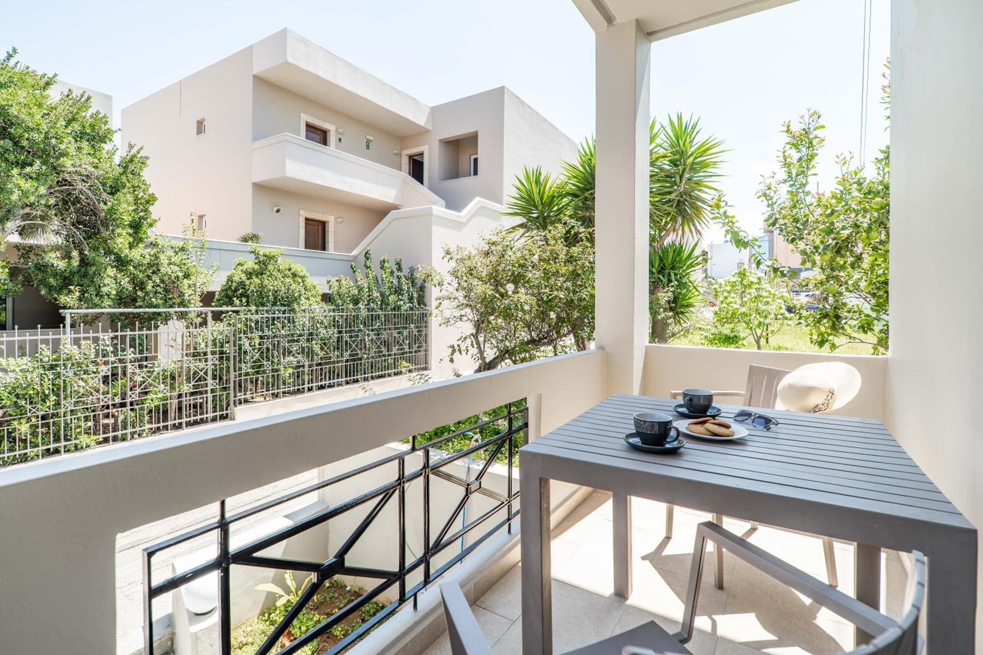 Manos Beachside Apartments Agia Marina Zimmer foto