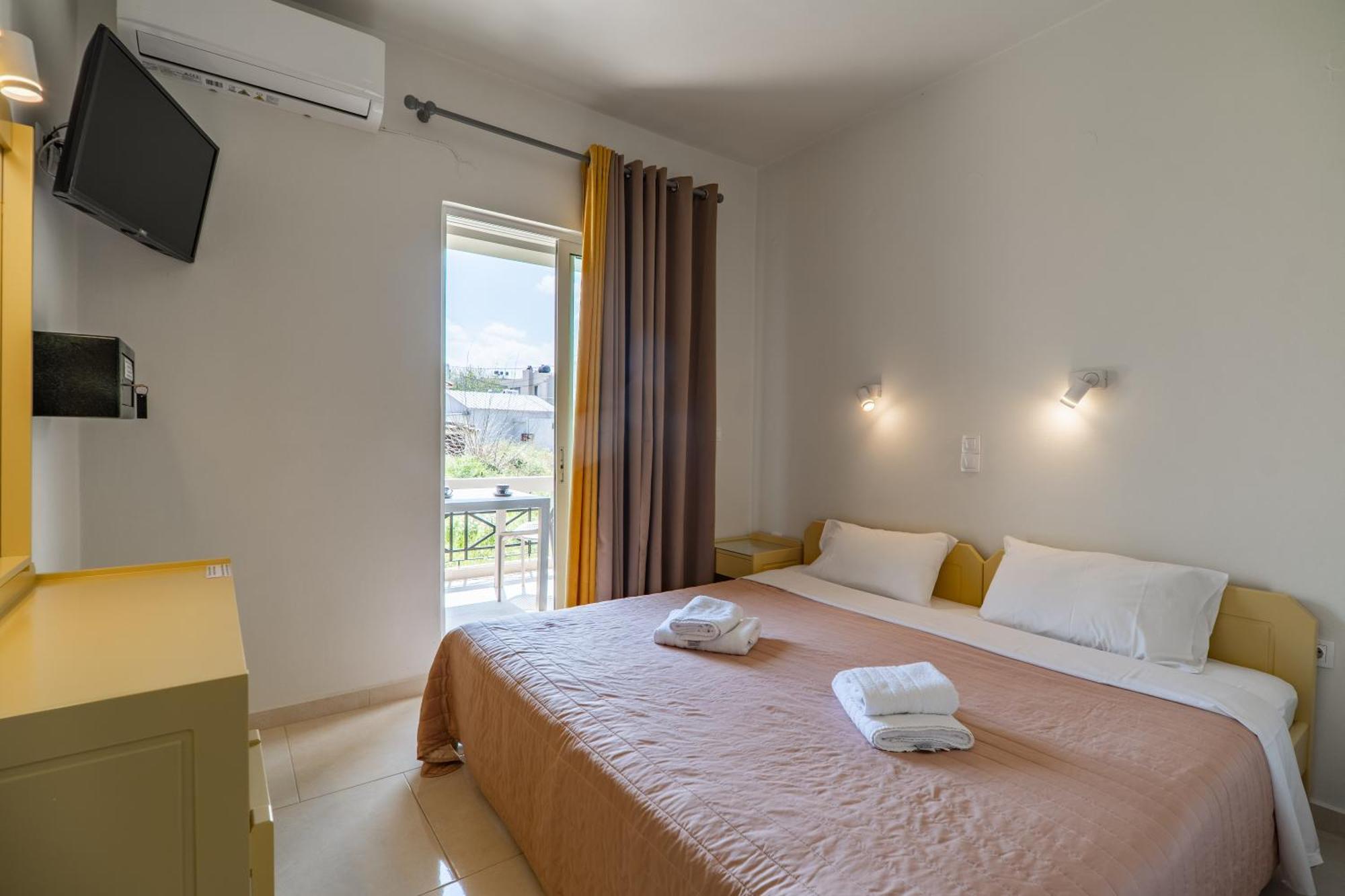 Manos Beachside Apartments Agia Marina Exterior foto