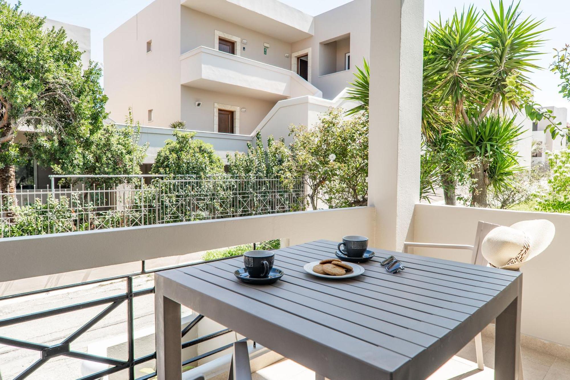 Manos Beachside Apartments Agia Marina Zimmer foto