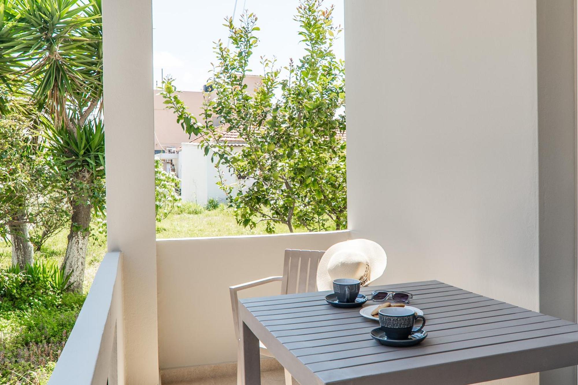 Manos Beachside Apartments Agia Marina Exterior foto