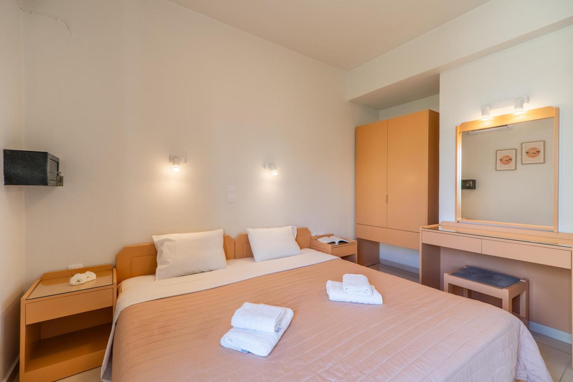 Manos Beachside Apartments Agia Marina Zimmer foto