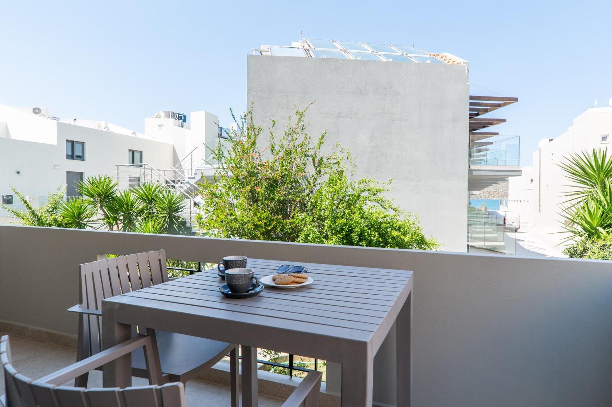 Manos Beachside Apartments Agia Marina Zimmer foto