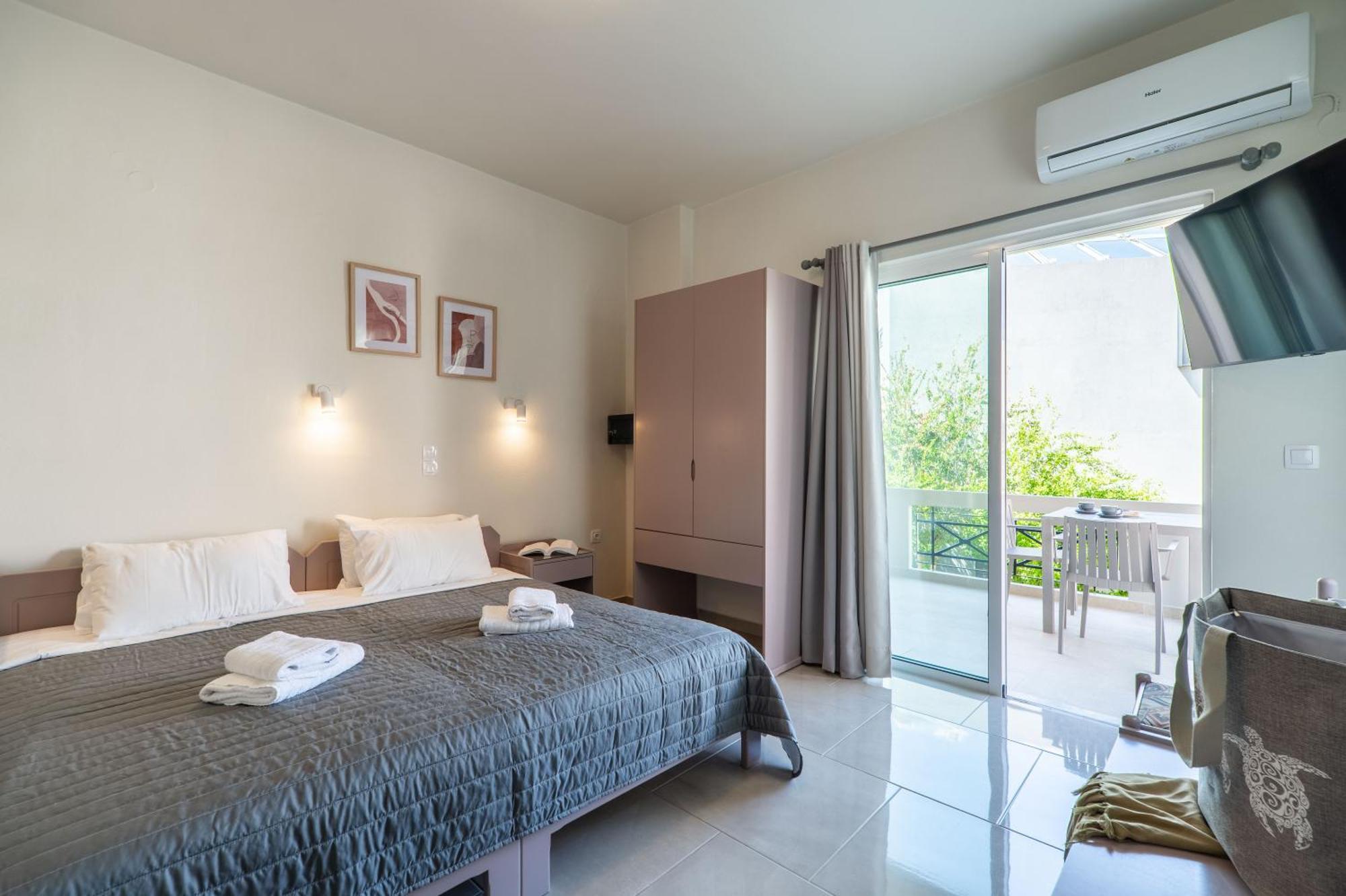 Manos Beachside Apartments Agia Marina Zimmer foto