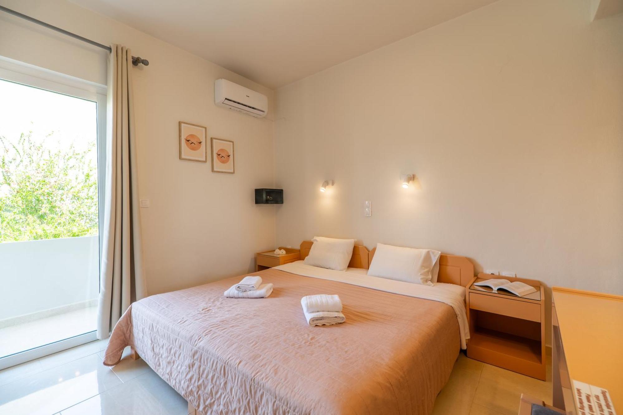 Manos Beachside Apartments Agia Marina Zimmer foto