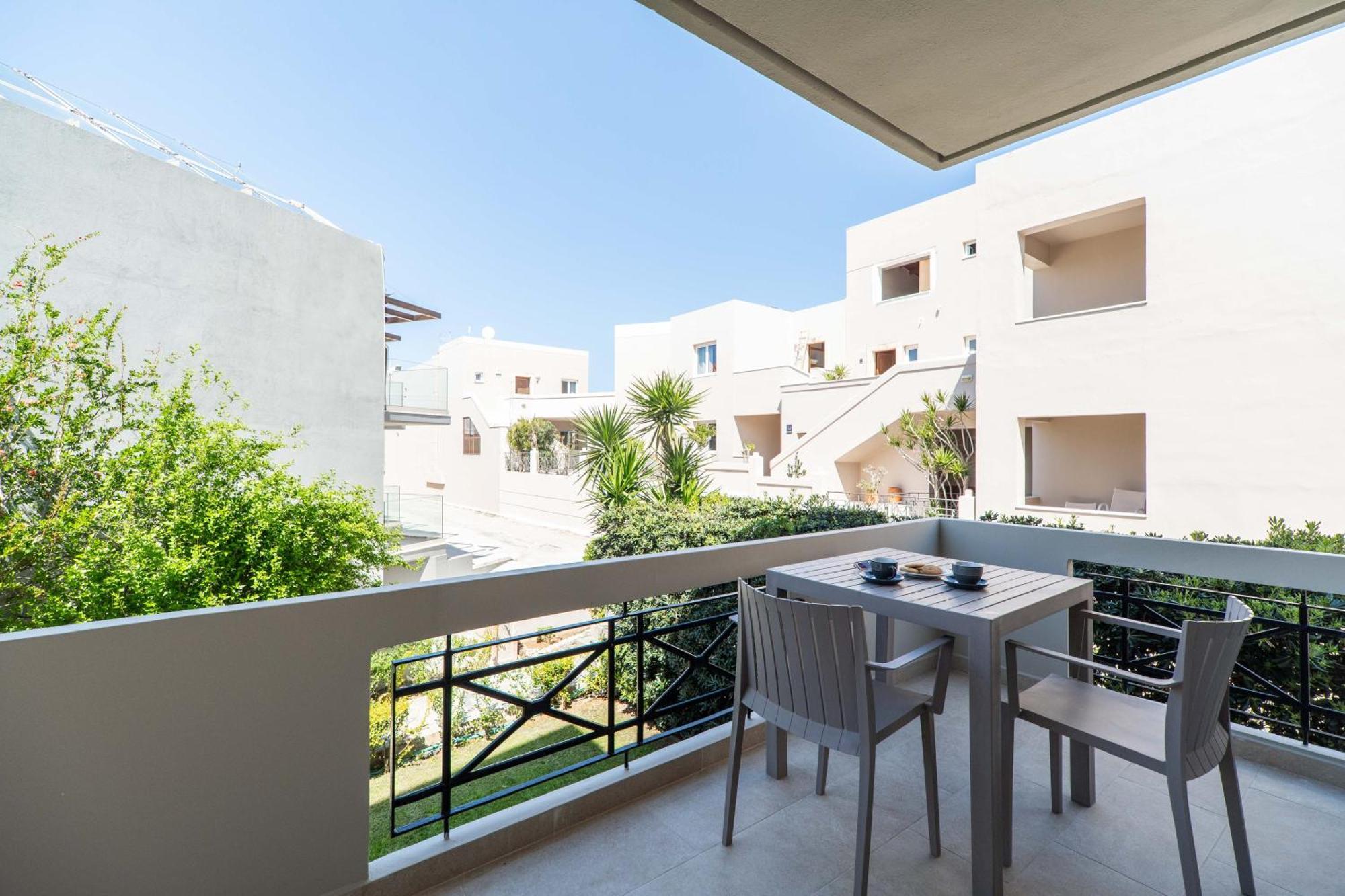 Manos Beachside Apartments Agia Marina Exterior foto