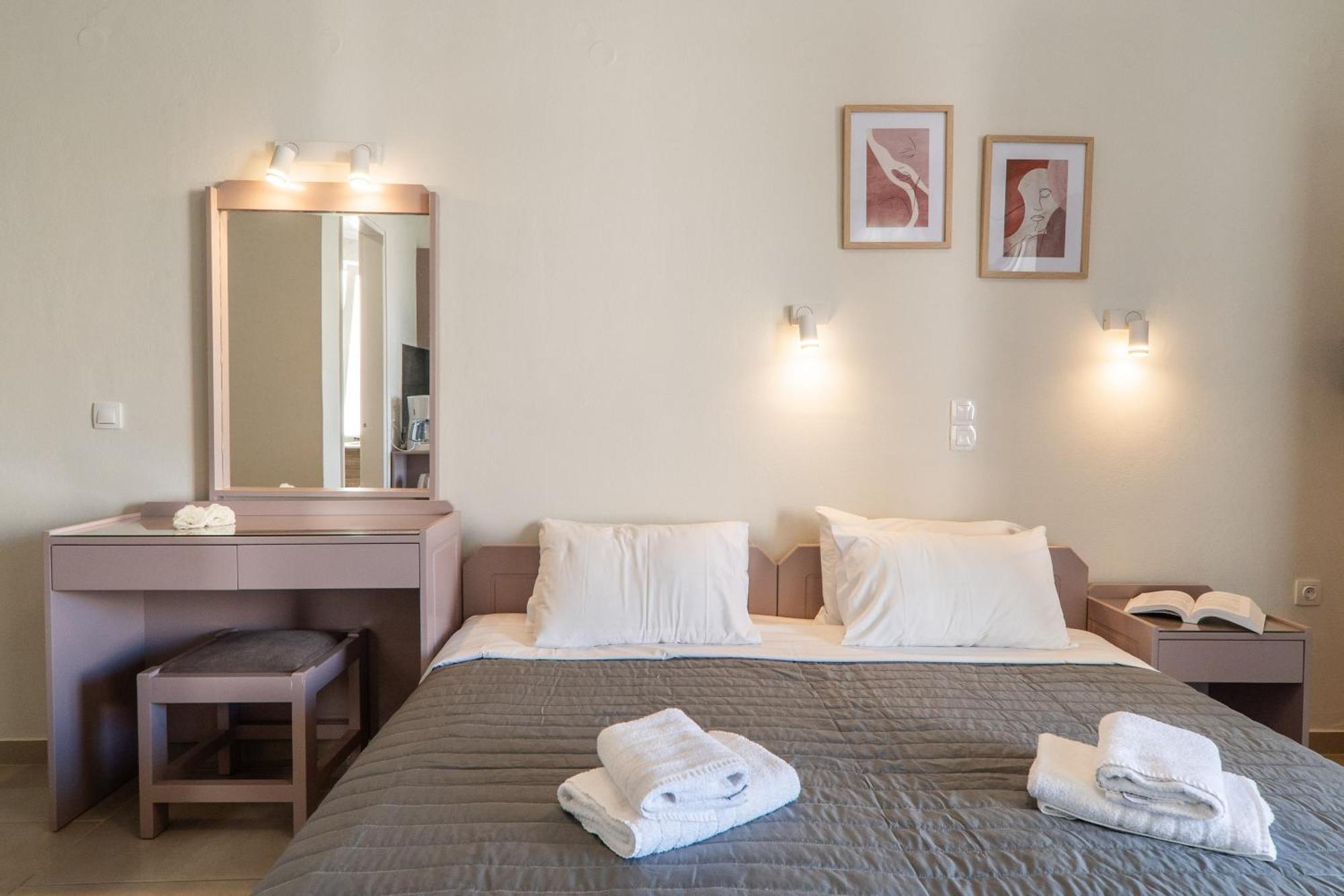 Manos Beachside Apartments Agia Marina Zimmer foto